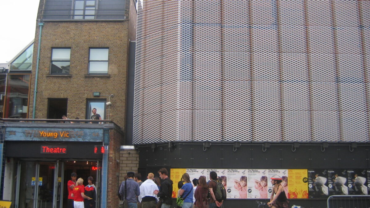 Theresa Ikoko : avant Rocks, il y avait Girls, son drame d’enlèvement de retour au Young Vic