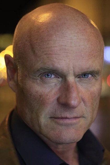 Richard Zeman como Frank Graber