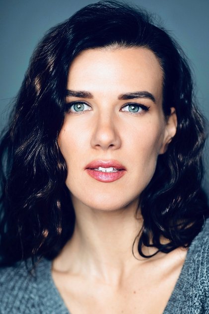 Natalie Burn como Bride