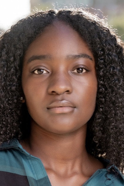Halle Bush como Allie Montgomery
