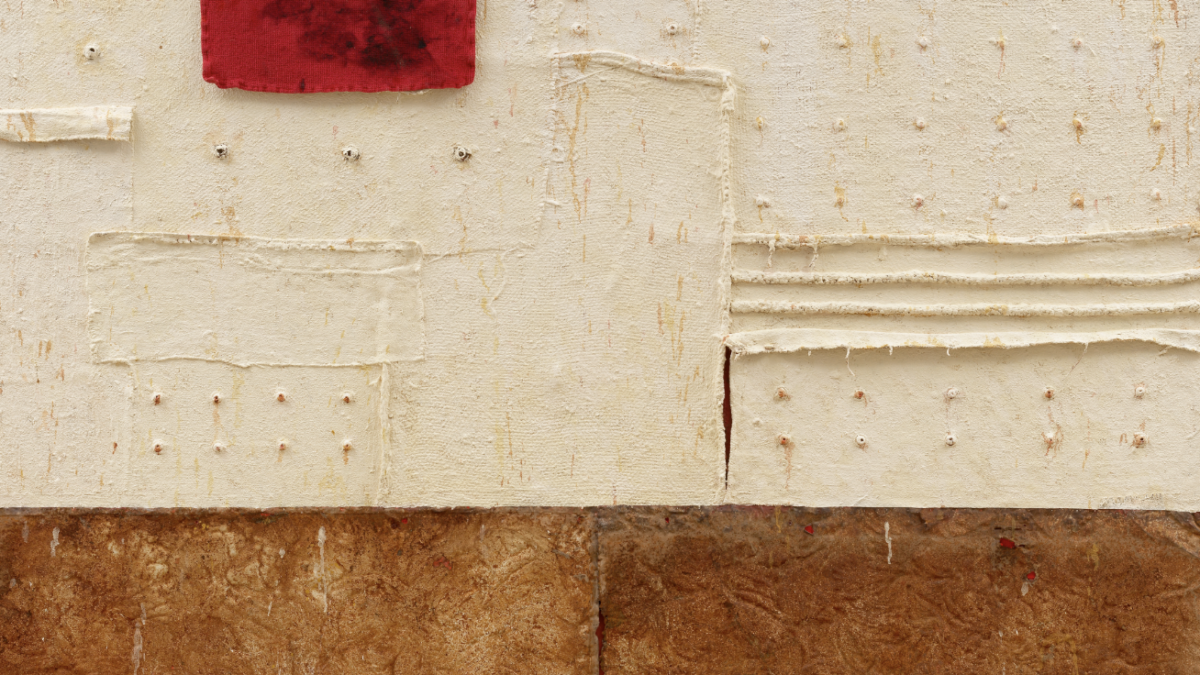 Detalle de una pintura de Harmony Hammond con lienzo color crema en capas, ojillos metálicos, una solapa de tela roja y paneles café rojizo en la parte inferior