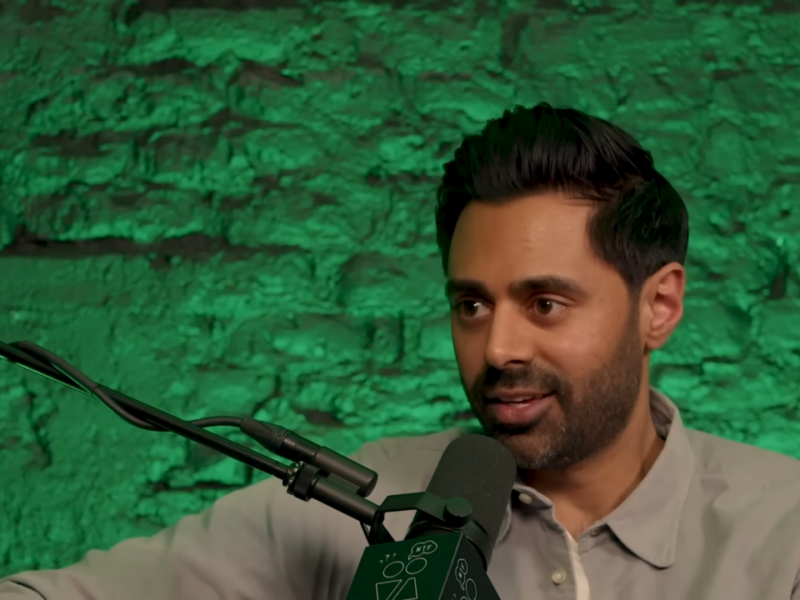 Hasan Minhaj, danh hài làm lại từ đầu sau khi chính câu chuyện đời mình bị kiểm chứng