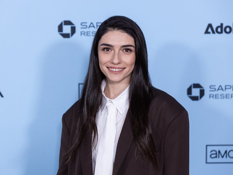 Hazar Ergüçlü, a atriz das novelas turcas que decidiu ser mãe de um monstro