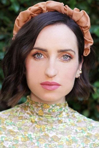 Zoe Lister-Jones dans le rôle de la jeune Mona