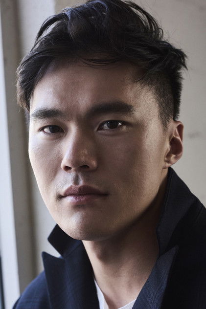 John Harlan Kim como Toby