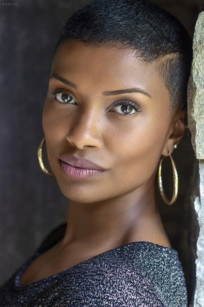 Samantha Walkes como Dr. Segar
