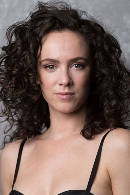 Amy Manson como Lois