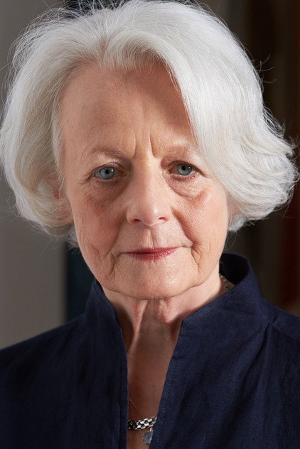 Lore Stefanek como Queen Mother