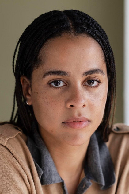 Olive Gray como Dr. Miranda Keyes