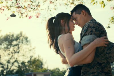 Purple Hearts: clichés románticos ahogan una premisa interesante