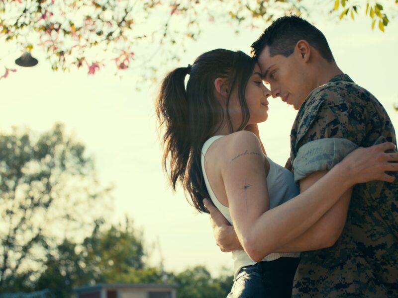Purple Hearts: clichés románticos ahogan una premisa interesante