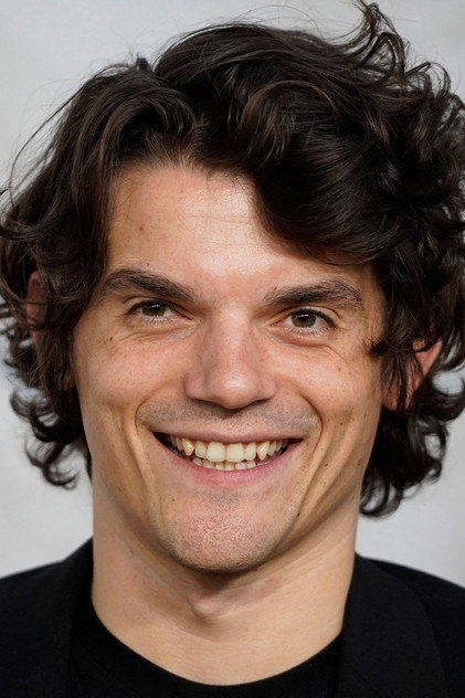 Edward Bluemel como Captain Harville