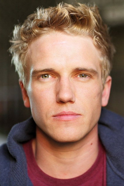 Luke Stratte-McClure como Detective Claussen