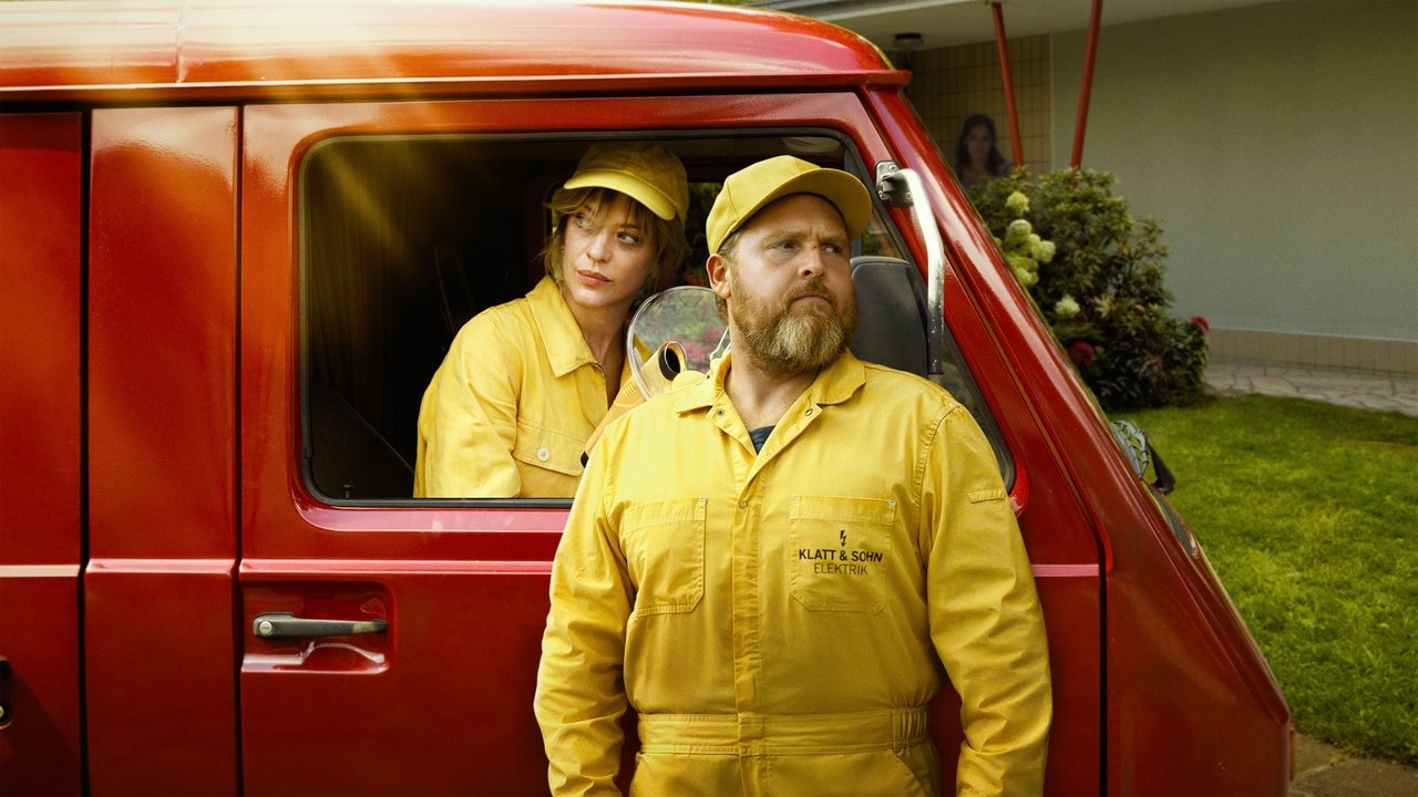Heike Makatsch and Axel Stein as Carlotta and Dedo Klatt in matching yellow work overalls and caps beside a red van in Where's Wanda?