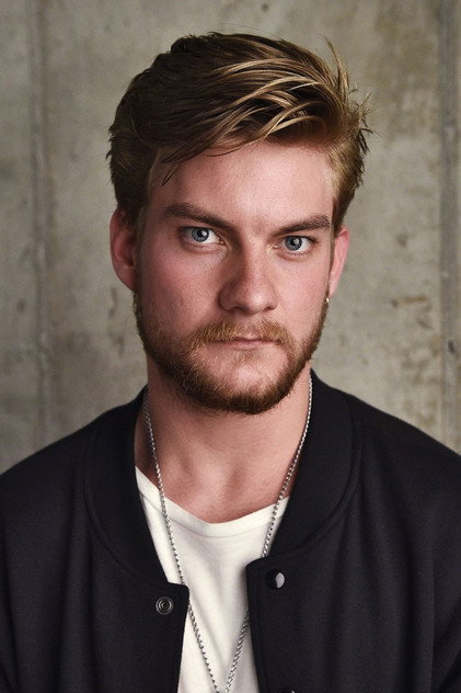 Jake Weary como Hugh