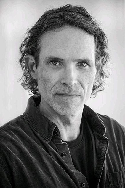 Greg Hatton nel ruolo di Lewis