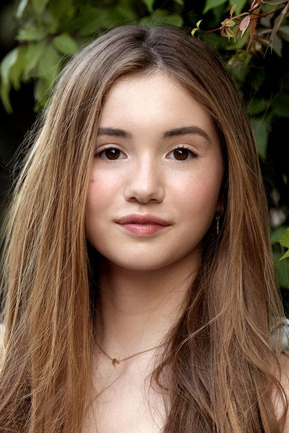 Lucy Paez como Zoe