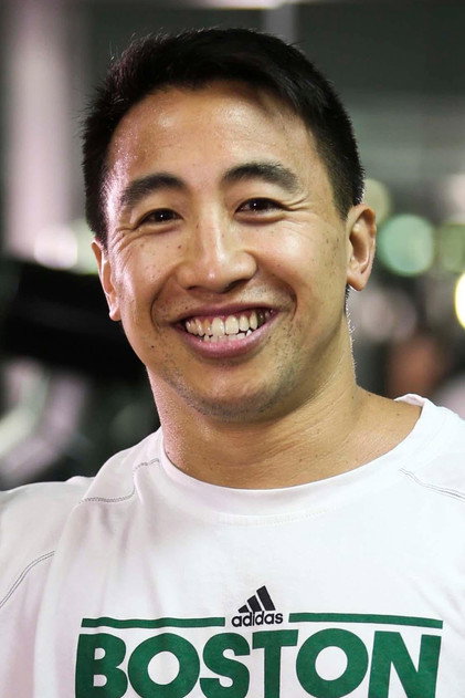 Bryan Doo dans le rôle du kinésithérapeute d’Art