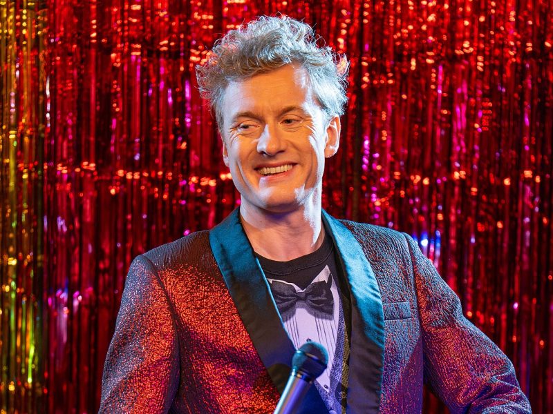 James Acaster, l&rsquo;humoriste britannique qui a fait du chahut du public un spectacle