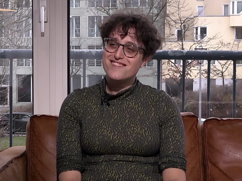 Jane Schoenbrun gör skräck om skärmar – och fick Queer Palm i Cannes