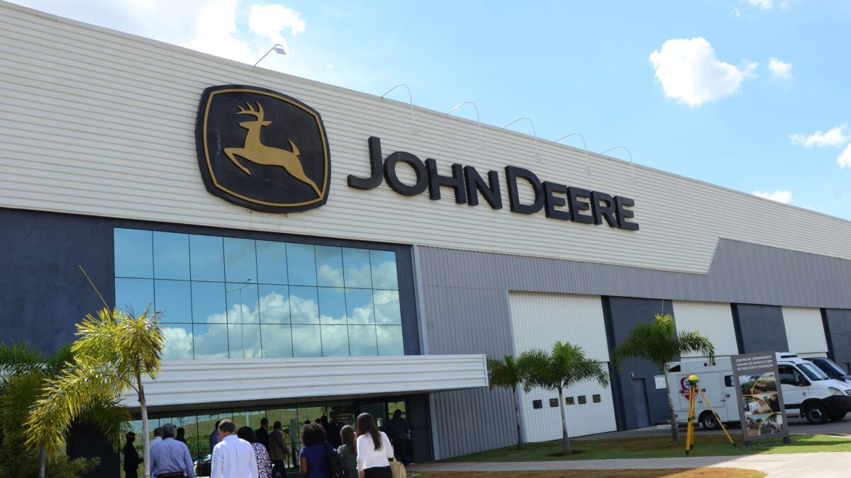 Agentes de IA hackearon sitios de John Deere y SharkNinja por 50 dólares cada uno