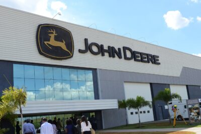 Agentes de IA asaltaron webs de John Deere y SharkNinja por 50 dólares cada una