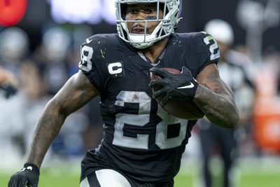 El running back de los Packers Josh Jacobs anota dos veces ante los Panthers sin encontrar huecos