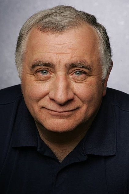 Teddy Coluca como Uncle Louis
