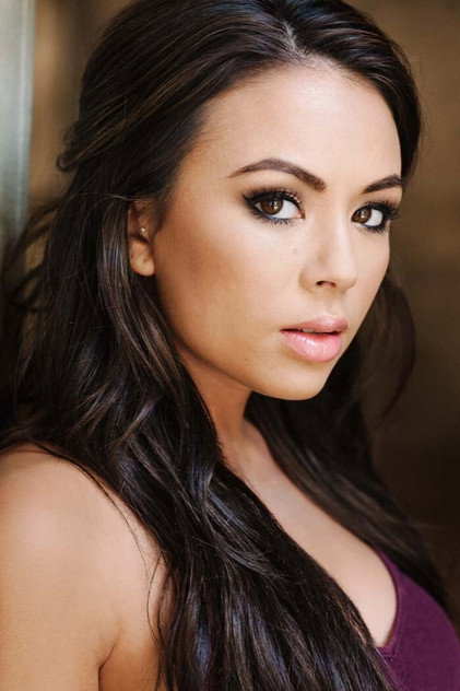 Janel Parrish como Margot Song Covey