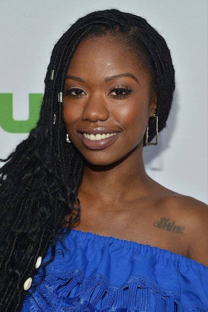Xosha Roquemore como Carrie