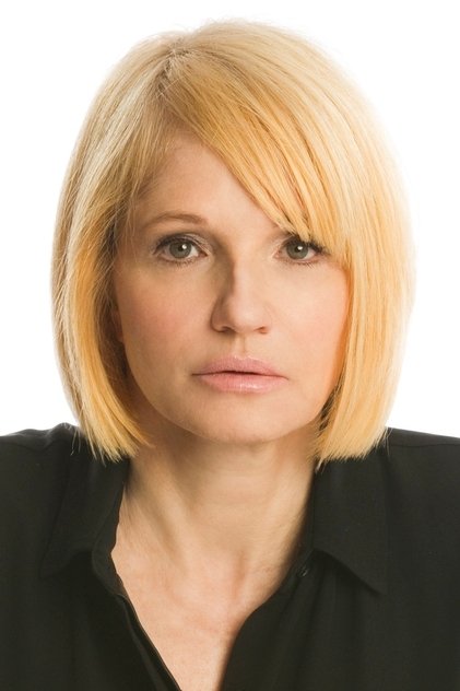 Ellen Barkin în rolul lui Lilly McDermott