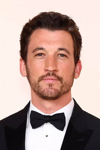 Miles Teller como Lt. Bradley 'Rooster' Bradshaw