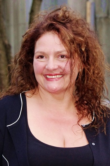 Aida Turturro como Sister Mike