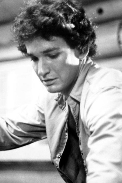 Harry Crosby como Bill