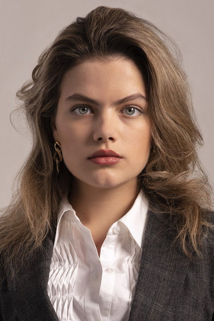Alva Bratt como Esther