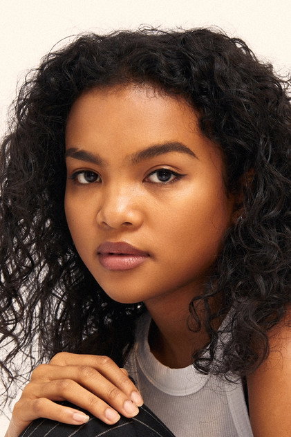 Mia Isaac como Rowan