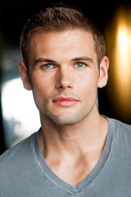 David Cade como Mikey