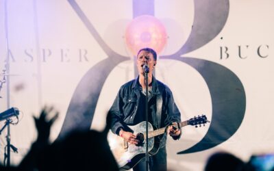 El cantautor danés Kasper Buch apaga las noticias y pisa el acelerador en su nuevo single, Drive