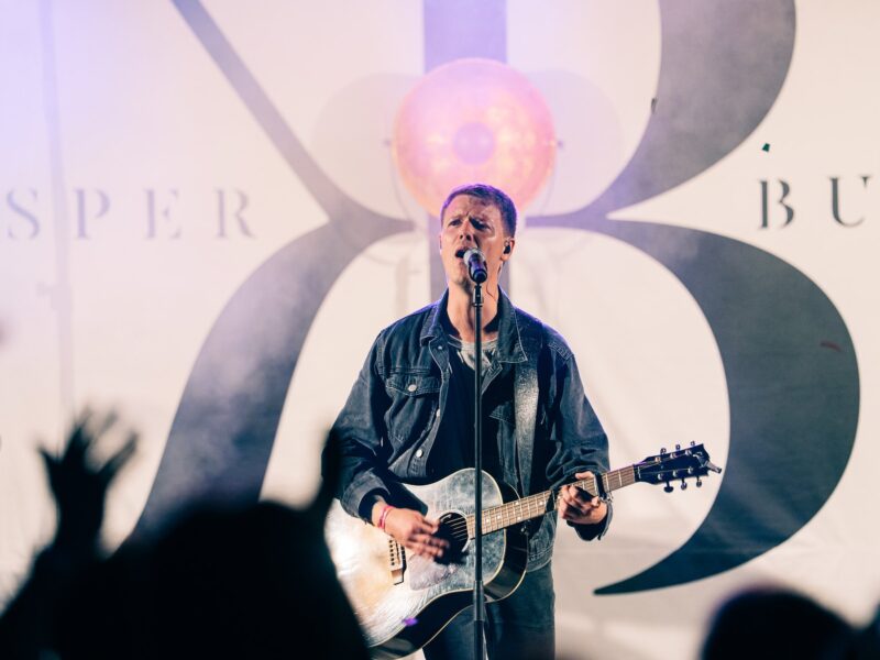 El cantautor danés Kasper Buch apaga las noticias y pisa el acelerador en su nuevo single, Drive