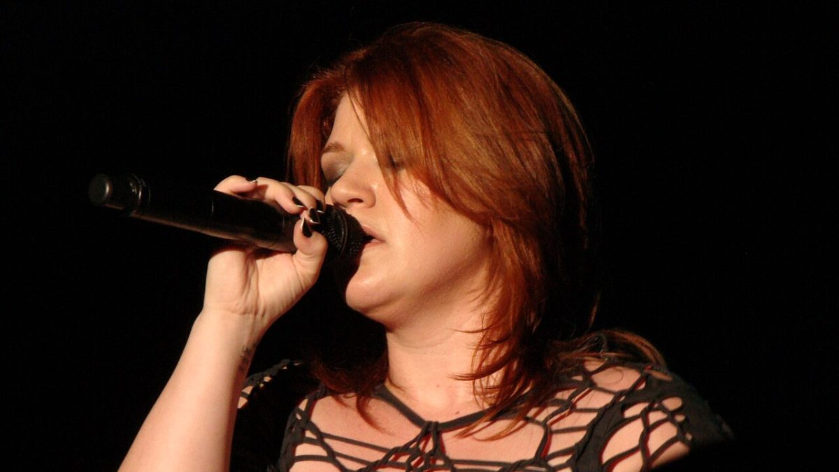 Kelly Clarkson, första American Idol-vinnaren som ägnat tjugo år åt att ta tillbaka kontrollen