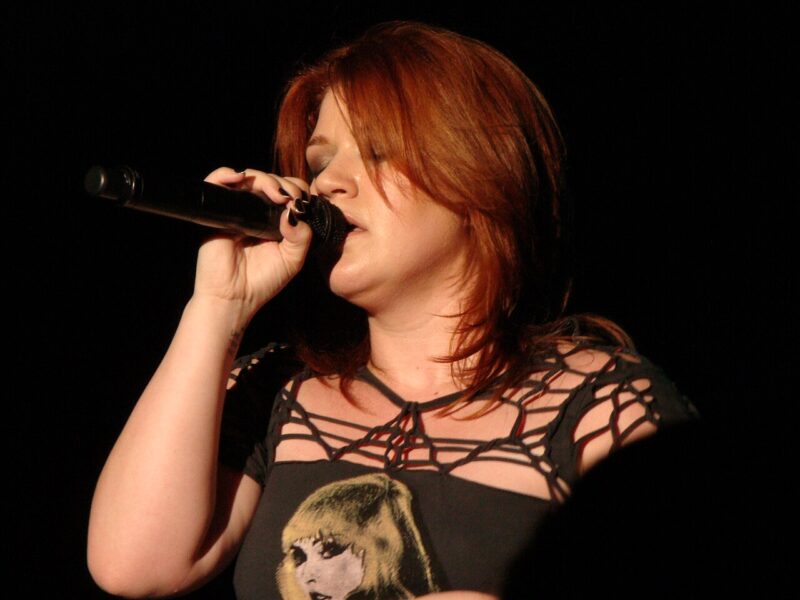 Kelly Clarkson, den første American Idol-vinneren som brukte tjue år på å ta tilbake styringen