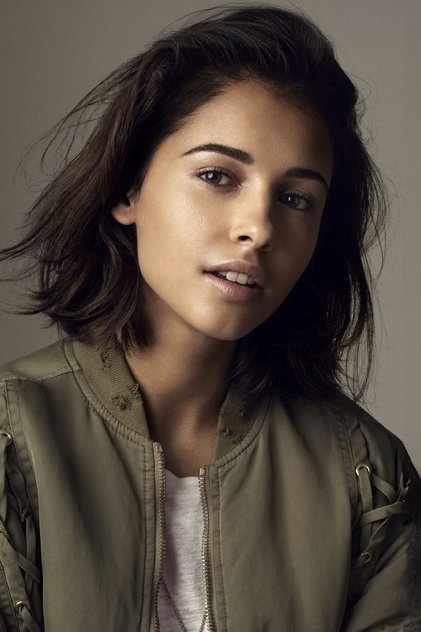 Naomi Scott como Cass