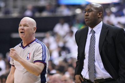 Los Knicks caen ante los 76ers en la noche del anillo y su entrenador, Mike Brown, avisa: ganar así habría sido «jugar con fuego»