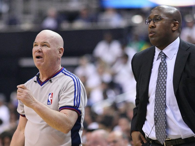 Los Knicks caen ante los 76ers en la noche del anillo y su entrenador, Mike Brown, avisa: ganar así habría sido «jugar con fuego»