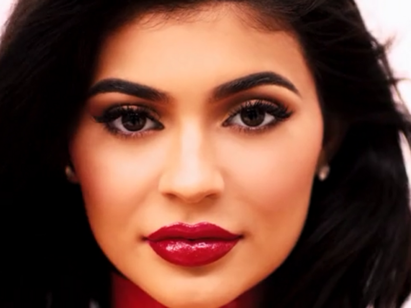 凯莉·詹纳：靠自己的脸打造美妆帝国，如今想以演员身份被认可