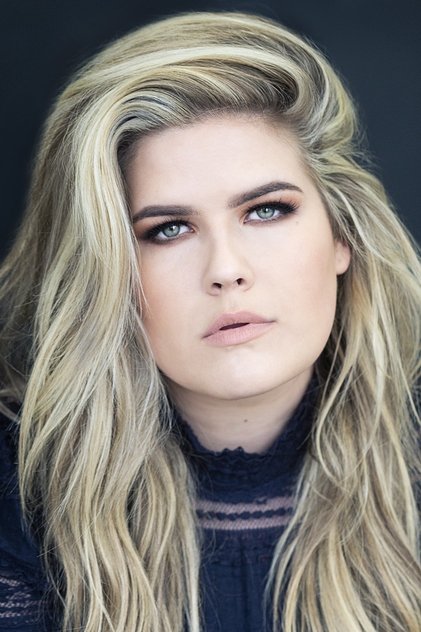 Erica Lindbeck como Loona (voice)