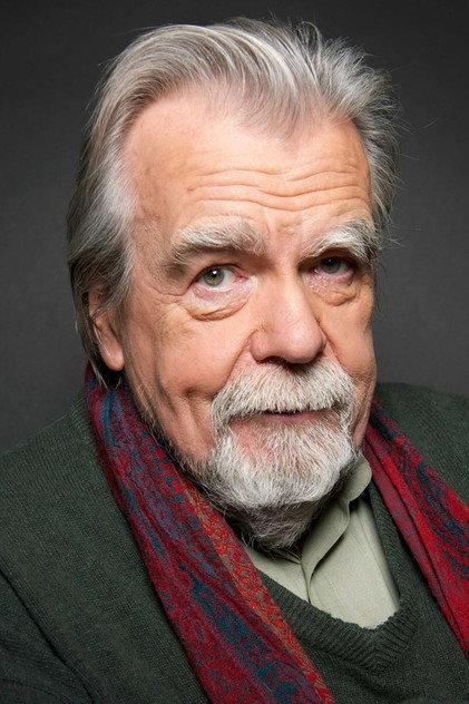 Michael Lonsdale nel ruolo di The Abbot