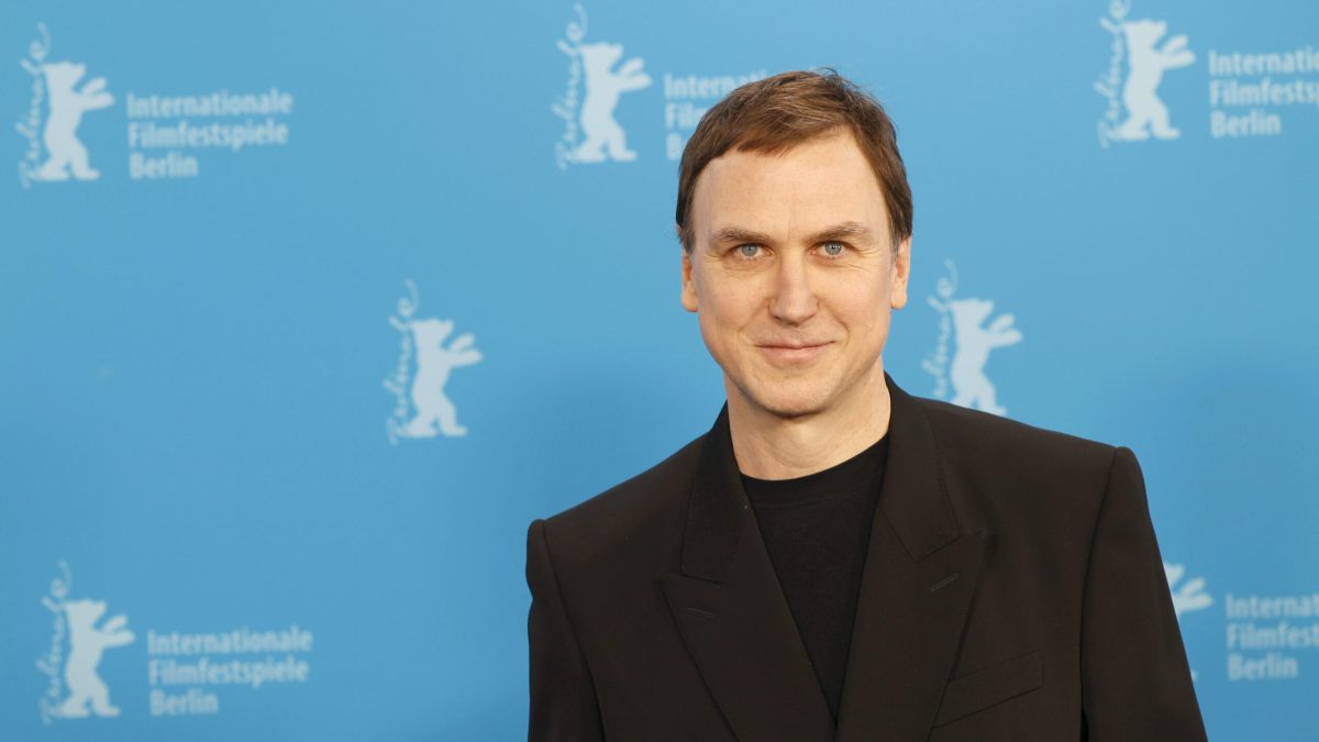 ラース・アイディンガー、映画界が軍服を着せ続けるベルリンの舞台俳優