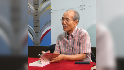 Lee Dong-ha signing books at the Seoul International Book Fair, 2013