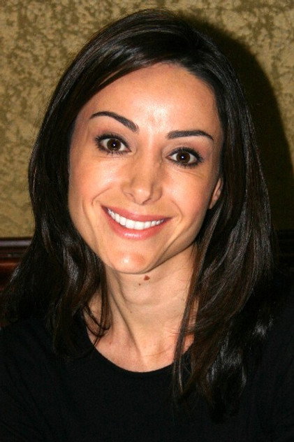 Robia LaMorte como Anoush